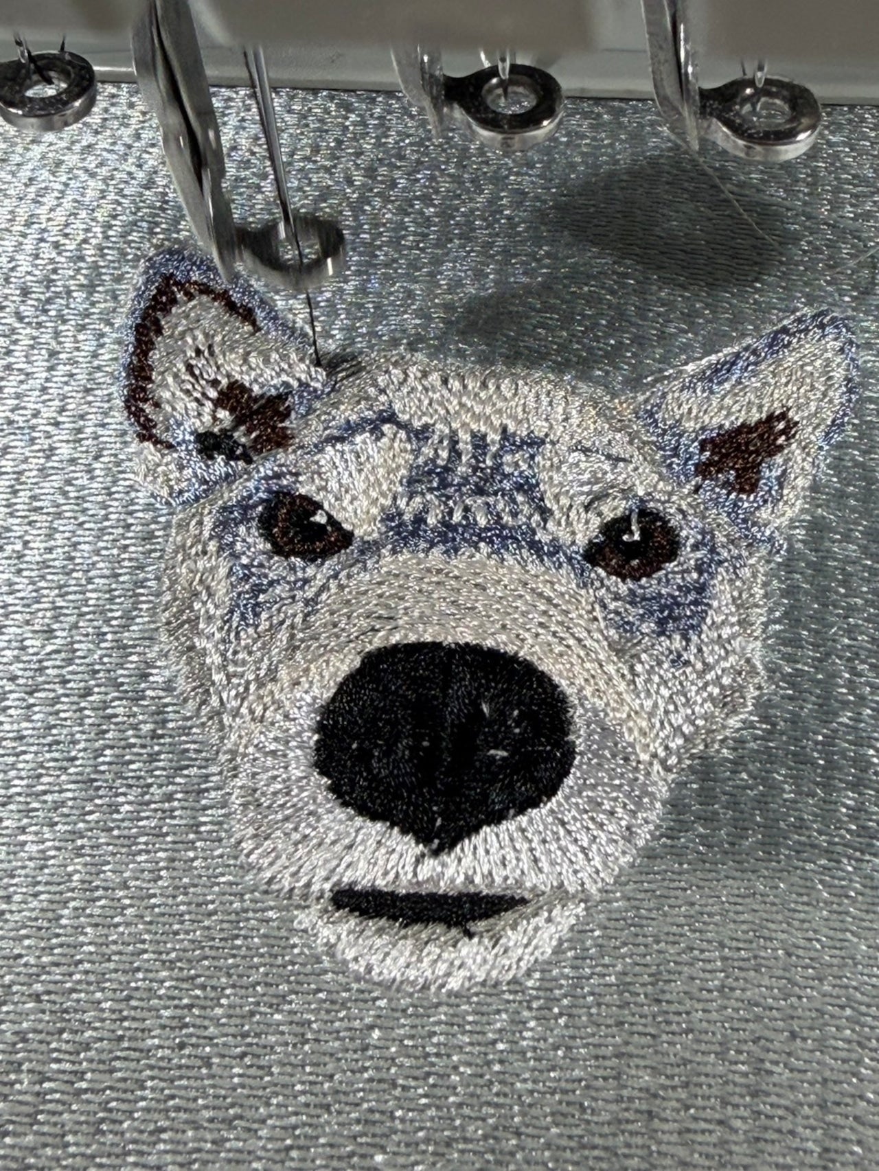 柴犬の顔のペット刺繍をしている様子