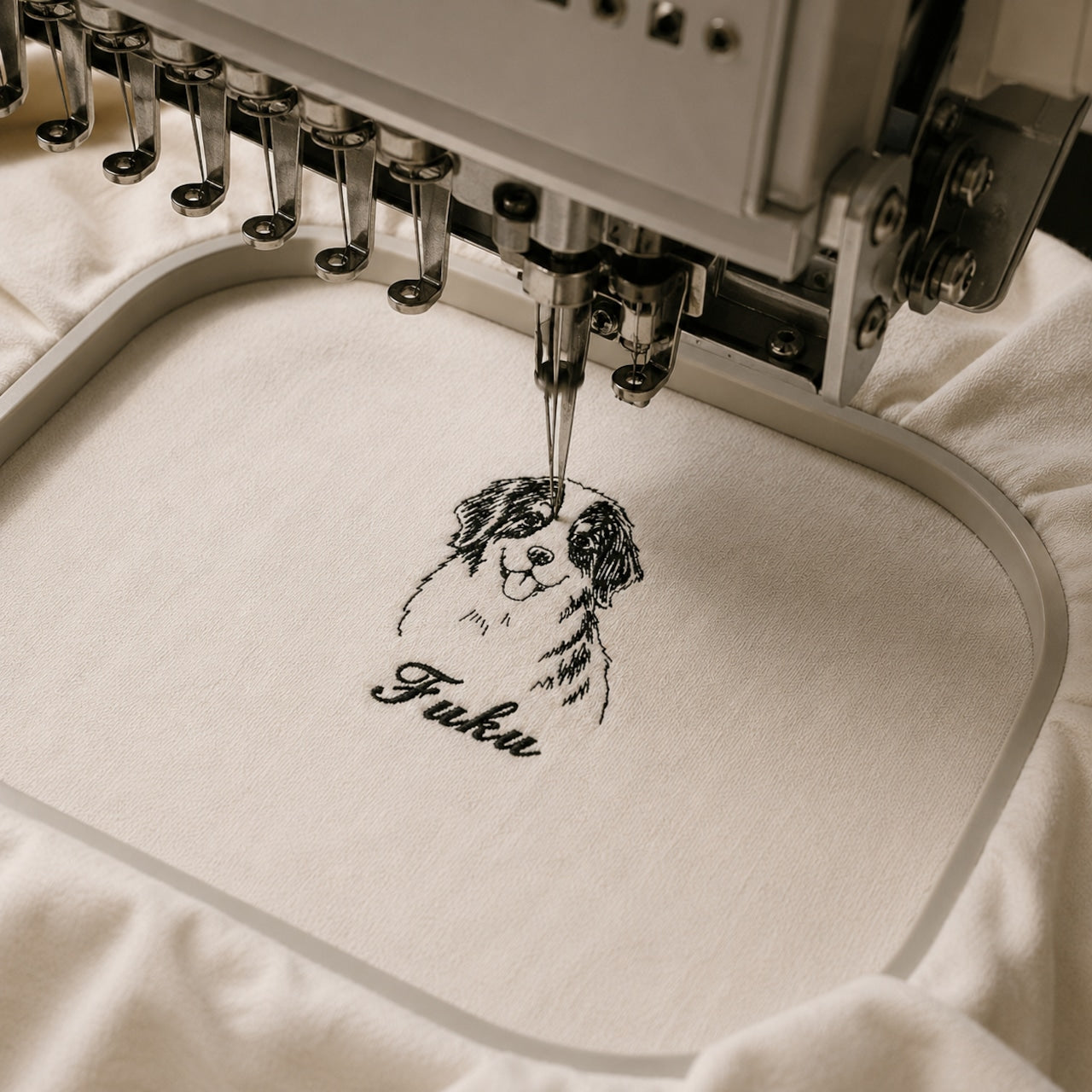 バーニーズマウンテンの手書きスタイルの刺繍Tシャツ（ペット刺繍・うちの子刺繍）