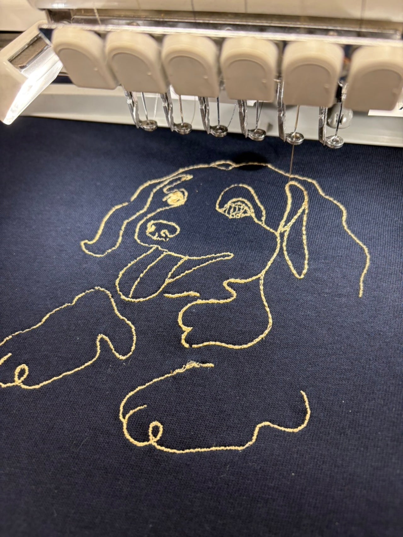 ラインアート刺繍のペット刺繍トレーナーを作っているところ