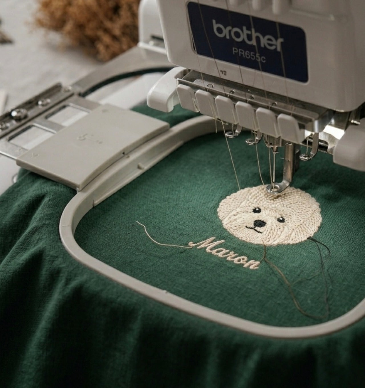 ビションフリーゼの刺繍をTシャツにしている様子の写真