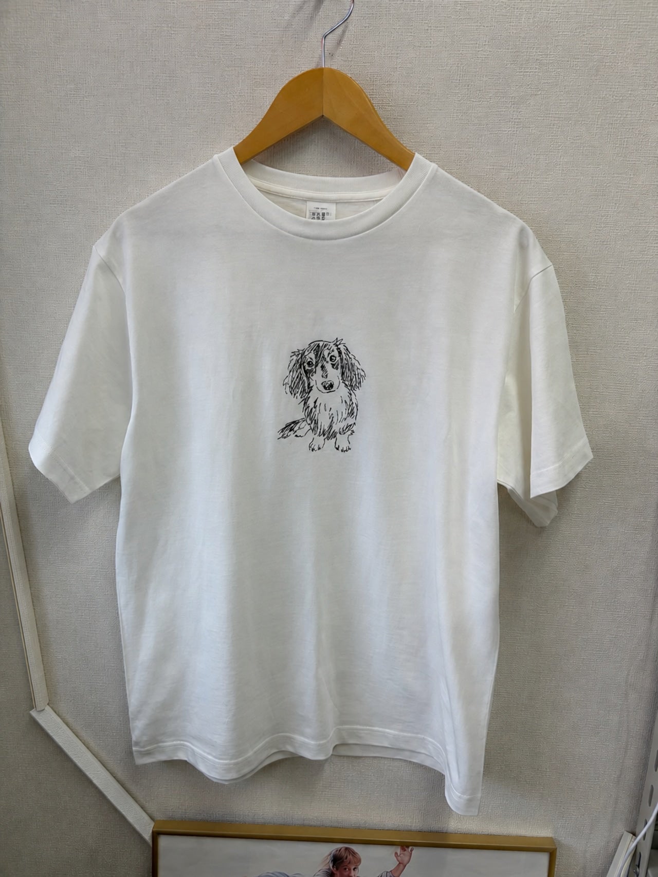 ミニチュアダックスフンドの手書きスタイルの刺繍Tシャツ（ペット刺繍・うちの子刺繍）