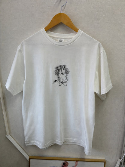 ミニチュアダックスフンドの手書きスタイルの刺繍Tシャツ（ペット刺繍・うちの子刺繍）