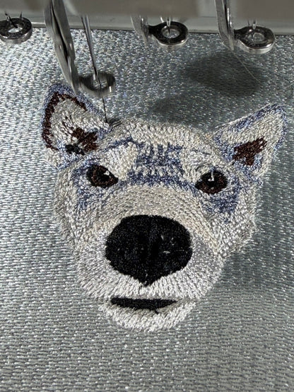 柴犬の顔のペット刺繍をしている様子