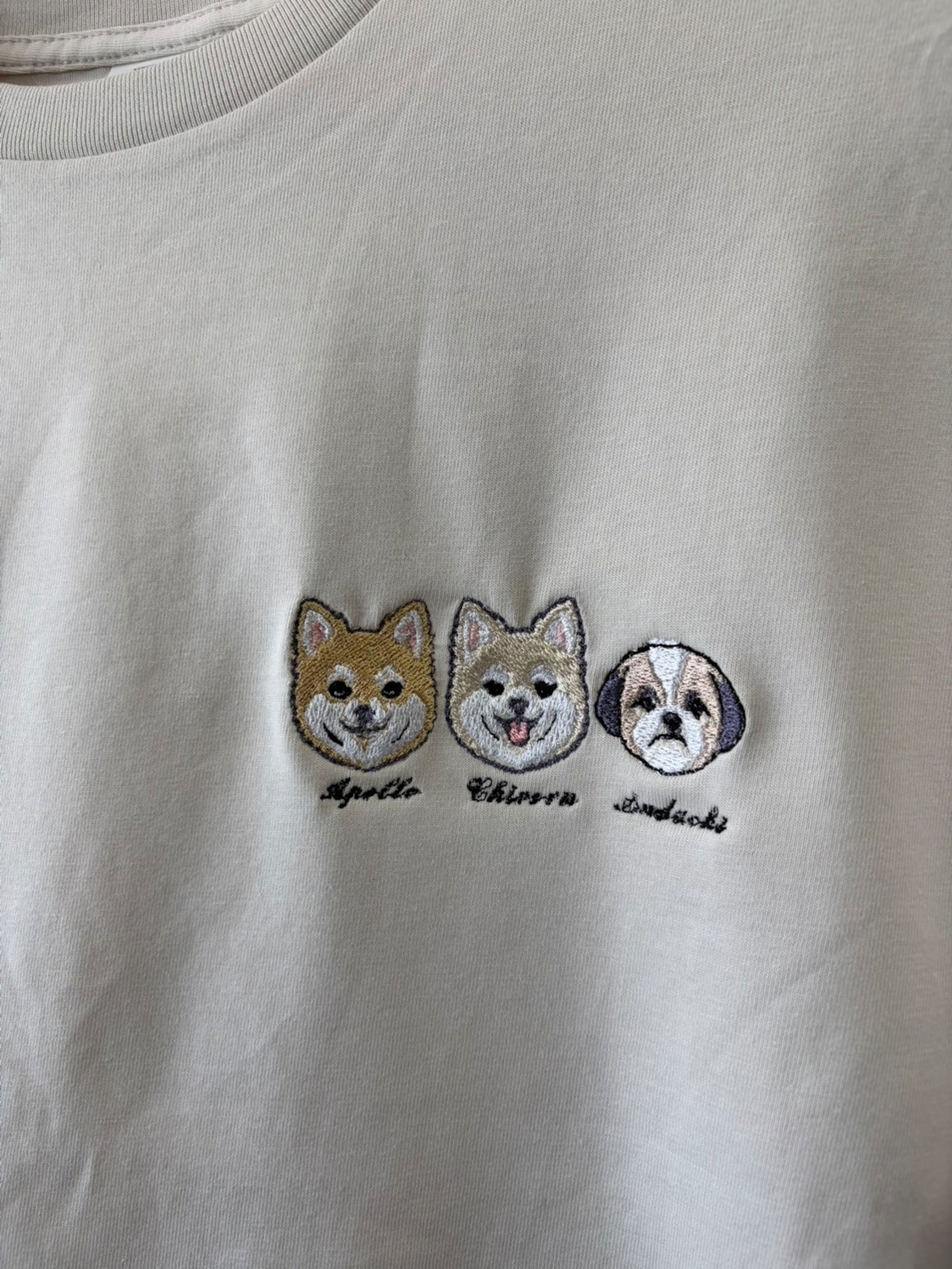 ペット（うちの子）３匹が刺繍されているTシャツ