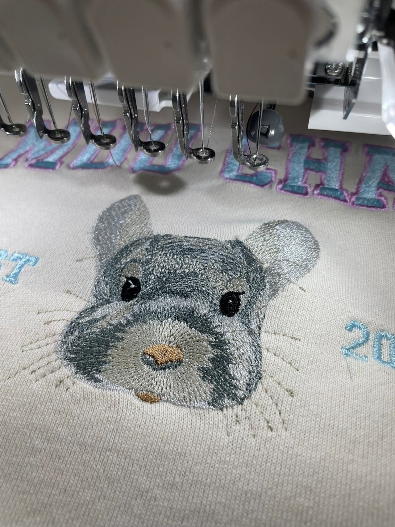 チンチラの顔の刺繍をしている様子