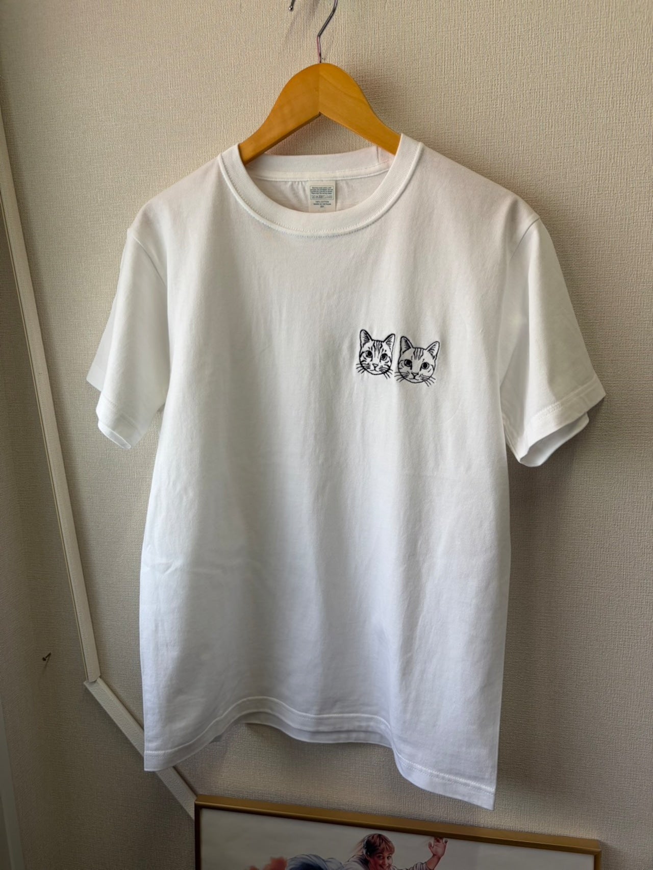 猫の顔がされたペット刺繡Tシャツ