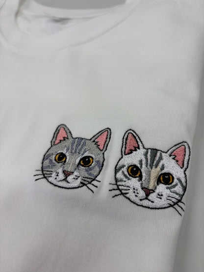 猫２匹のペット刺繍をTシャツの胸元にしている様子の写真