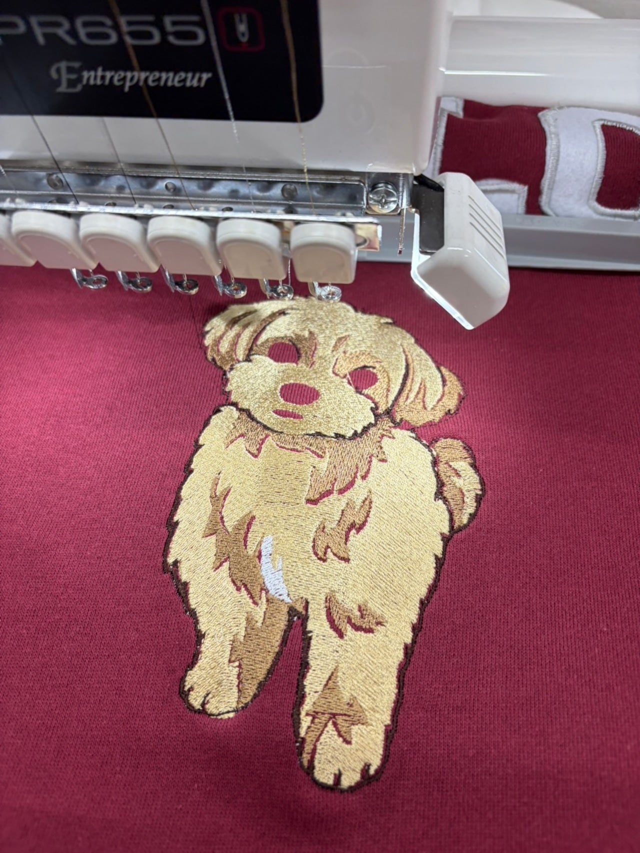 トイプードルの刺繡をしている様子