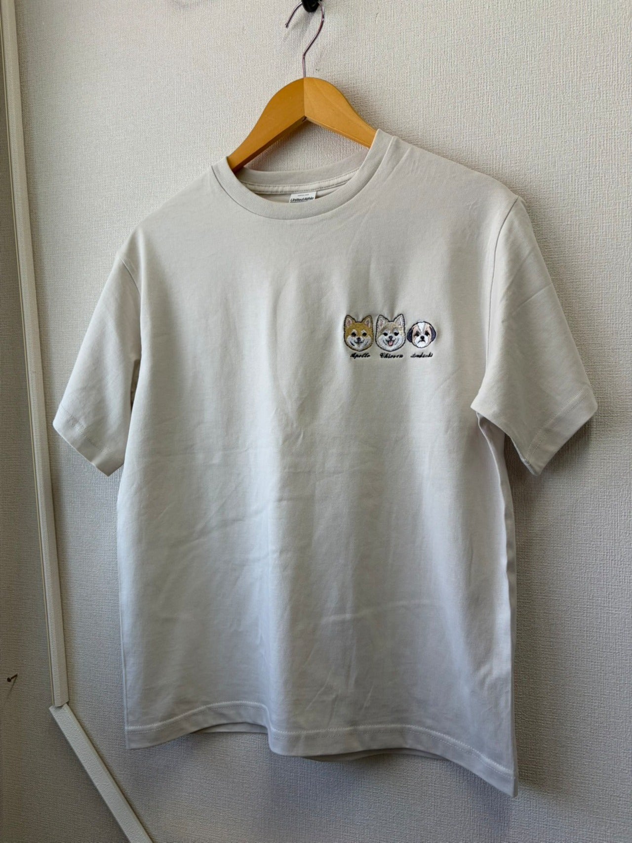 ３匹のペットの顔が刺繍されているTシャツ