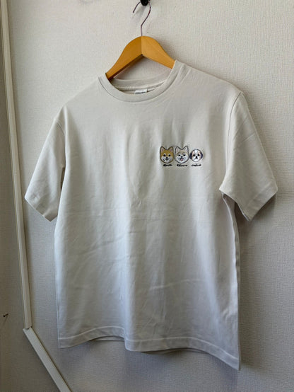３匹のペットの顔が刺繍されているTシャツ