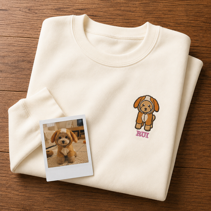 洋服を着たトイプードルの全身刺繍をトレーナーの胸元にしている写真（ペット・うちの子刺繍）