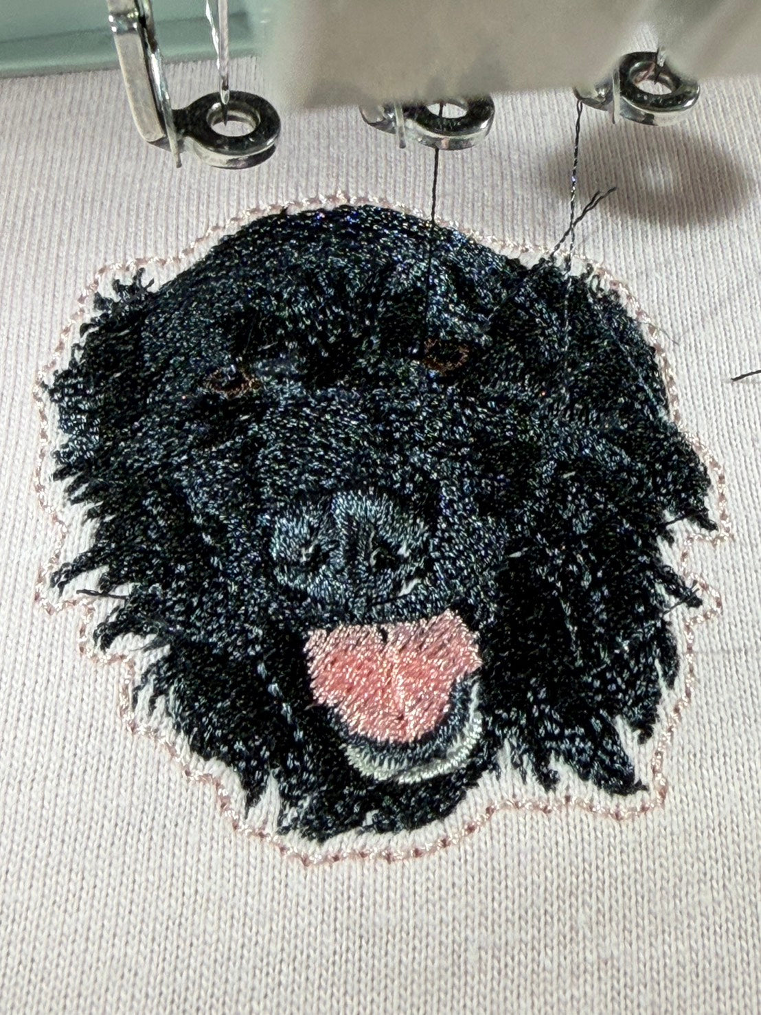 ペット刺繍のリアル刺繍Tシャツ（うちの子刺繍）