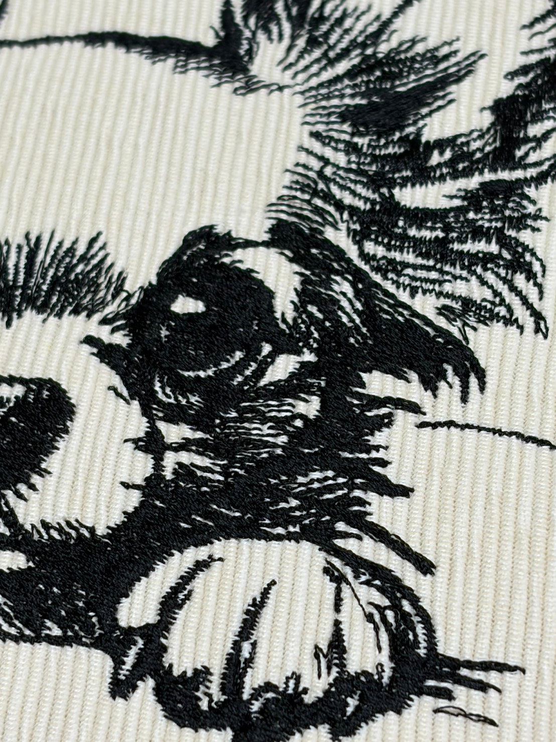 チワワ　鉛筆デッサン刺繍　クッションカバー