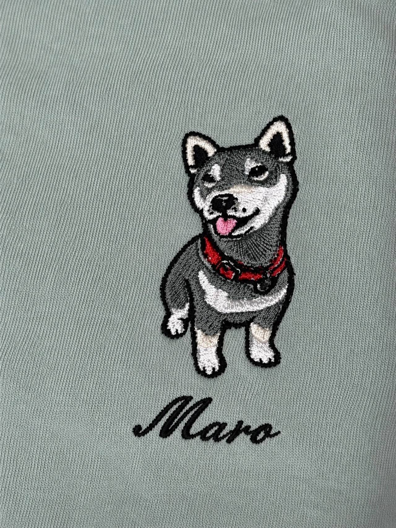 ペットの柴犬の刺繍がされているTシャツ