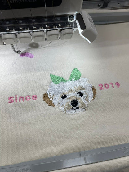 マルチーズの刺繡をしている様子