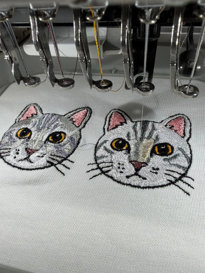 お客様のペットの猫の顔デザインを刺繍している様子