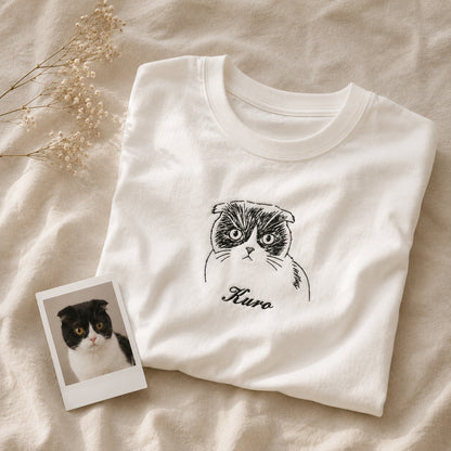 ハチワレ猫の手書きスタイルの刺繍Tシャツ（ペット刺繍・うちの子刺繍）