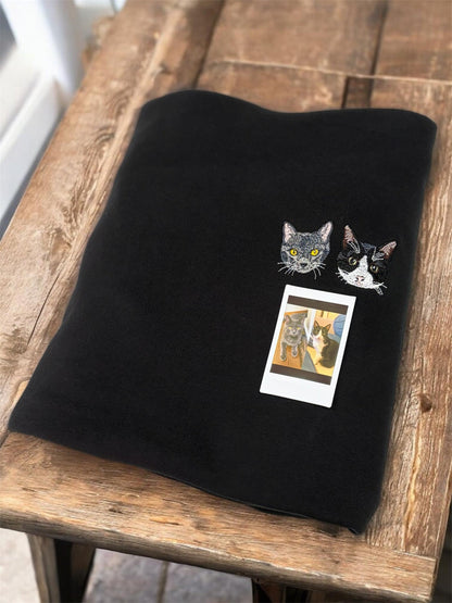 ワンポイント刺繍トレーナー 猫2匹の刺繍とチェキ写真