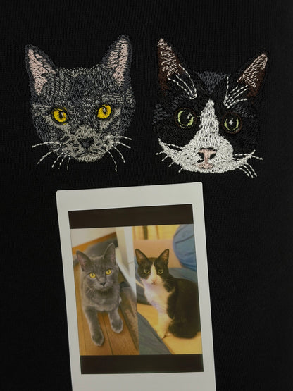 ワンポイント刺繍トレーナー 猫2匹の胸元刺繍アップ