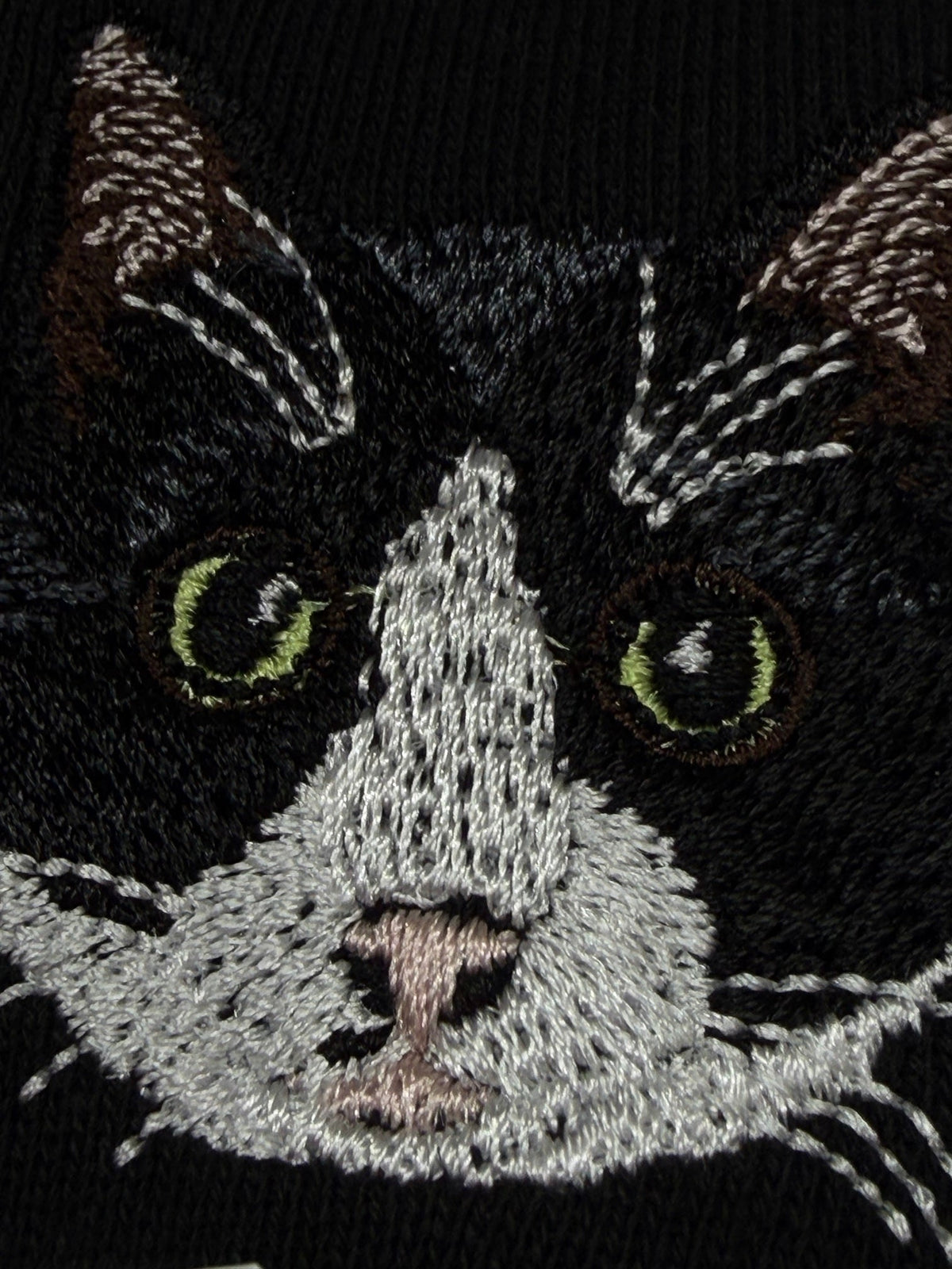 ワンポイント刺繍トレーナー 猫の顔の刺繍アップ