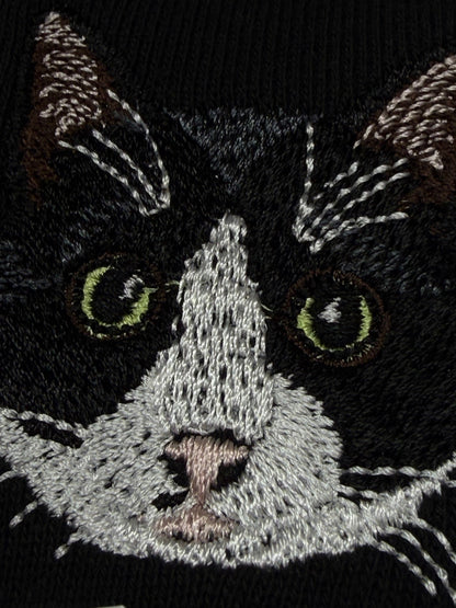 ワンポイント刺繍トレーナー 猫の顔の刺繍アップ