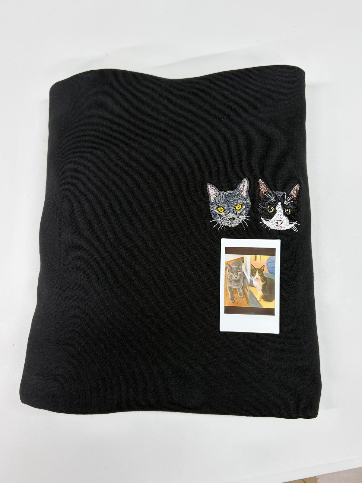 ワンポイント刺繍トレーナー 猫2匹 たたんだ状態