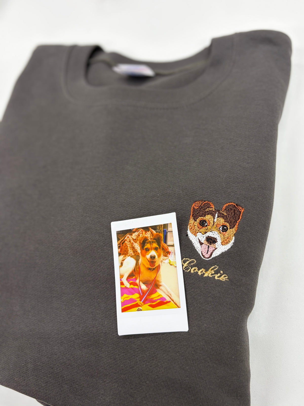 ワンポイント刺繍トレーナー 筆記体の名入れとチェキ写真